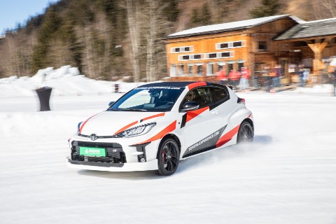 Driften auf Eis und Schnee mit Toyota GR Yaris 2 Fahrzeugen mit Wippschaltung