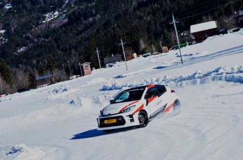 Winterfahrtraining mit Toyota Yaris GR 2 Fahrzeugen